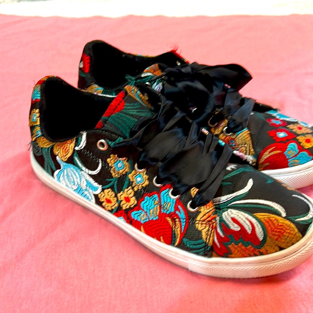 Hippie Laundry Floral Embroidered Shoes Womens sz 7.5 EUC!